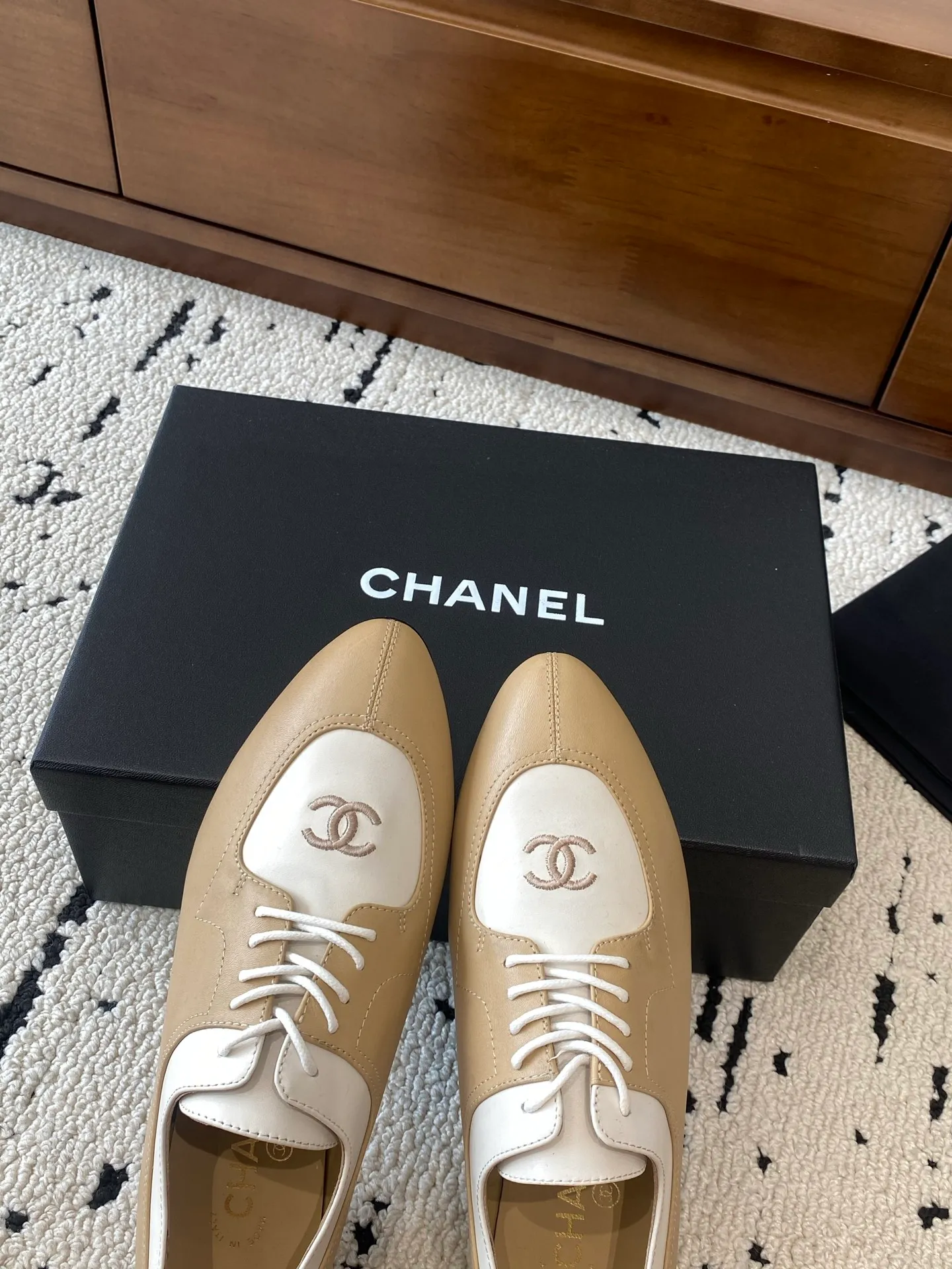 👟👟Ex-factory price 580👟👟 🍀CHANEL｜Chanel Xiaoxiang 25C new autumn and winter products, pointed-toe flat-soled deep-mouth shoes, full of retro style, elegant shoe shape, very pleasing to look at. The pointed toe makes the feet become thinner and looks slender. The classic double-C electric alluring design is particularly fashionable and elegant. The upper is made of top calf patent leather and the lining is silk sheepskin. It is super comfortable. Italian imported cowhide leather outsole. Size: 35-39 (customized 40/41) 👉 👉 👉 Buy now 👉 Buy now 👉